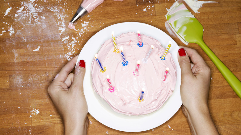 Holding plate with decorated cake